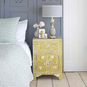 Elegante mesita de noche con incrustaciones de hueso, con arte decorativo y una práctica solución de almacenamiento para el dormitorio. - Product Image 4