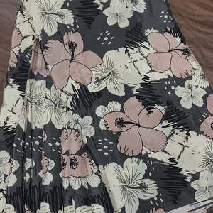 ผ้าพิมพ์ลายดิจิทัล โพลีเอสเตอร์ 100% ผ้าทอลายดอกไม้ สำหรับชุดเดรส เสื้อเชิ้ต เสื้อผ้า ขายส่งสิ่งทอ - Product Image 2