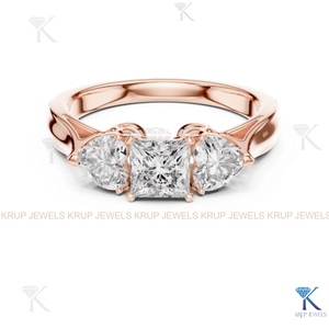 Anillo de Diamantes CVD Cultivados en Laboratorio con 3 Piedras, Corte Princesa y Corazón, Oro Sólido - Product Image 5