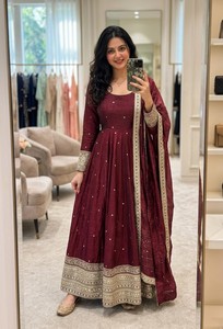 Elegante conjunto de vestido festivo de satén de seda con intrincado bordado de lentejuelas dobles y dupatta con borde de encaje a juego para mujer - Product Image 3