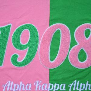 เสื้อยืดชมรมสีชมพูเขียวทูโทน ปีก่อตั้ง 1908 ตัวอักษรกรีก ผ้าฝ้าย 100% เสื้อผ้าสไตล์กรีกสำหรับผู้หญิง ใส่สบายในฤดูร้อน - Product Image 4