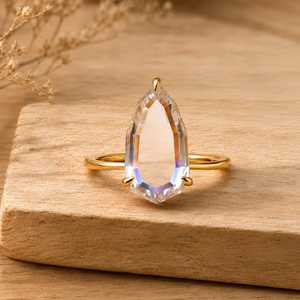 Bague de fiançailles solitaire unique en diamant de laboratoire taille poire, motif Portrait de l'Impératrice, pour mariage et anniversaire - Product Image 1