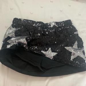 Camisole élégante et tendance pour femme, style doux, en satin uni, ornée de paillettes et de perles, faite à la main avec des franges dorées, écologique et courte. - Product Image 6