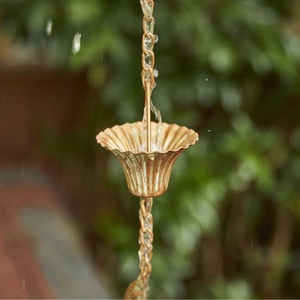 Cadena de lluvia de diseño floral vintage con acabado de latón antiguo para un flujo de agua eficiente y estética de jardín - Product Image 1