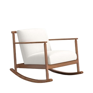 Mecedora Jessi con marco de madera maciza de teca y cojines gruesos con acabado de nogal. - Product Image 1