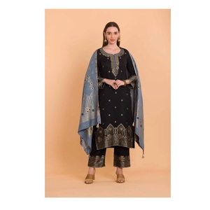 Qualité excellente, collection d'hiver Safaa Exclusive Dilkash, ensemble de robe d'hiver élégante avec broderie lourde, disponible à la vente - Product Image 6