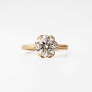 Anillo de Compromiso de Oro Amarillo de 14K con Diamante Solitario de Corte Redondo para Mujer, Anillo de Boda con Engaste de Pétalos Festoneados, Regalo de Aniversario - Product Image 1