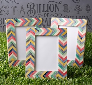 Cadre photo rectangulaire vertical en os coloré fait main à chevrons, support photo de table, décoration - Product Image 2