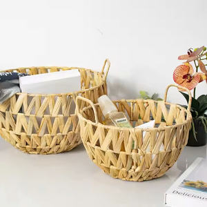 Cesta redonda para guardar alimentos y artículos del hogar, tejida con jacinto de agua. - Product Image 4