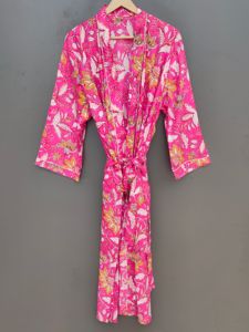 Bata Larga para Mujer con Estampado Floral Rosa, Ecológica, Cuello en V, Manga Tres Cuartos, Tela de Algodón Suave, Informal, para Verano - Product Image 1