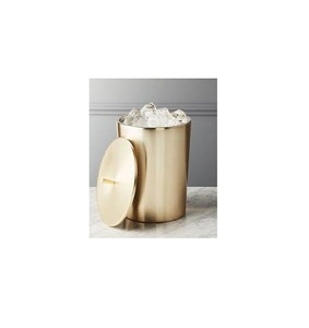 Elegante cubitera de latón para uso en cocinas y bares modernos, con diseño duradero, cuerpo aislado y asa de transporte fácil. - Product Image 3