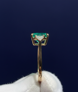 Anillo de Diamante de 2.60 Quilates Creado en Laboratorio, Certificado IGI, Anillo de Compromiso de Oro Amarillo con Corte Esmeralda y Trilliant, Joyería - Product Image 5