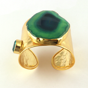 Brazalete Ancho y Audaz con Ágata Verde y Circonitas, Joyería de Mano Popular para Mujer, Chapado en Oro de 18k, Latón con Textura Martillada - Product Image 5