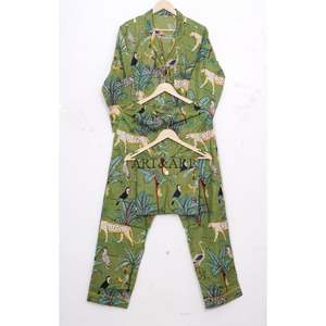 Ensemble de pyjama en coton doux et respirant imprimé à la main pour femmes, comprenant un haut boutonné et un pantalon confortable à taille élastique pour une nuit de sommeil relaxante - Product Image 5