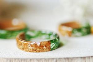 Anillo de Acrílico Pulido Hecho a Mano con Incrustaciones de Resina Verde y Madera Natural, Tema de Naturaleza, Ángel, Arte Moderno Coleccionable, Unisex, Cajas de Madera, Decoración de Pared - Product Image 3