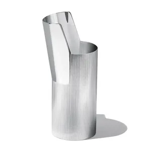 Élégant petit vase en métal pour bureaux, qui embellit l'espace de travail avec une seule fleur fraîche ou des fleurs saisonnières. - Product Image 1