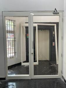 Puerta Cortafuego Esmaltada de la Mejor Calidad con Vidrio Resistente al Fuego para Hoteles, Hospitales, Oficinas y Entradas de Edificios Comerciales, Disponible para la Venta - Product Image 4