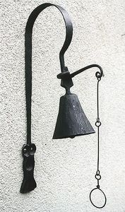 กระดิ่งติดผนังโลหะสีดำลายรูปนกสำหรับทางเข้าบ้าน - Product Image 1