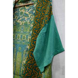 Kimono Corto de Seda Hecho a Mano con Parches, Chaqueta Kimono Boho para Mujer, Bata Ligera de Seda, Diseño Único con Parches, Ropa de Estar por Casa para Verano - Product Image 2