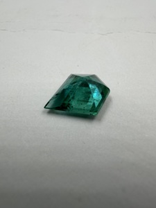Esmeralda Zambiana Natural de Forma Elegante de 3.15 Quilates, Piedra Preciosa Rara Suelta para Joyería - Product Image 4