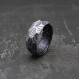 NEW FRIENDS INDUSTRY Anillo de compromiso de acero de Damasco martillado a mano con incrustaciones de madera, forma abovedada estética, duradero, tercera parte - Product Image 3