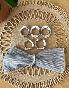 แหวนรองผ้าเช็ดปากโลหะดีไซน์คลาสสิก สร้างสรรค์เพื่อการตกแต่งโต๊ะอาหารที่เหนือกาลเวลา และเป็นอุปกรณ์เสริมบนโต๊ะอาหารที่นำกลับมาใช้ใหม่ได้ - Product Image 3