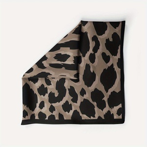 Écharpe carrée élégante en twill de soie satinée à imprimé géométrique pour femme, idéale pour les événements, foulards et bandanas - Product Image 2