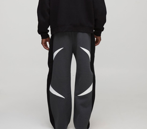 Pantalon de survêtement gris pour homme avec empiècements géométriques blancs et logo flamme sur la jambe droite, taille élastique, style décontracté - Product Image 6