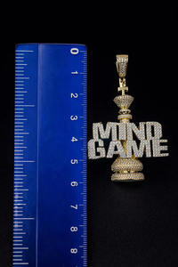 Pendentif Roi d'échecs en Moissanite plaqué or, entièrement serti de pierres, avec breloque lettre 'Mind Game' - Product Image 5