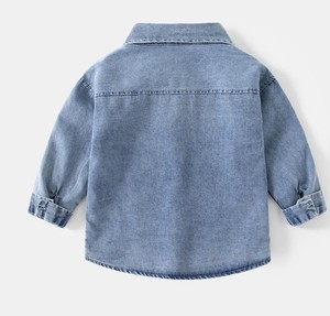 เสื้อเชิ้ตเดนิมเด็กชายแขนยาวสีพื้นมีปกพับพร้อมกระเป๋าสไตล์ลำลอง - Product Image 4
