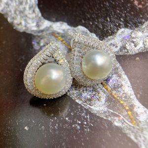 Boucles d'oreilles clous en perles d'eau douce blanches de 11-12 mm, rondes, en argent S925, forte brillance, légers défauts, tendance, vente en gros - Product Image 1