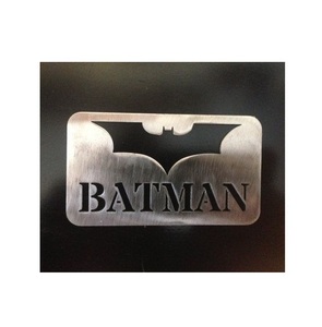 Abridor de Botellas Grabado con el Diseño de Batman, de Acero Inoxidable, Herramienta de Bar para Cerveza, Vino y Uso Doméstico - Product Image 1