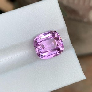 Piedra Preciosa de Kunzita Natural Suelta, Forma de Cojín, Color Rosa, Facetada, Calidad Premium, para Joyería - Product Image 1