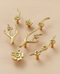 Poignées de meuble en forme de fleur, boutons et poignées décoratifs pour cuisine, bouton de tiroir de commode en forme de branche de fleur, laiton doré pour cuisine - Product Image 1