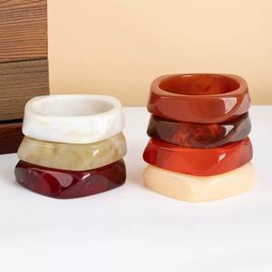 Brazalete de Resina Hecho a Mano con Patrón Artístico Multicolor, Brazalete de Diseño Contemporáneo - Product Image 5