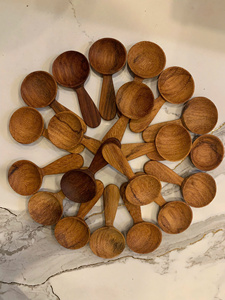 Cuchara de Cocina Rústica de Madera Natural con Acabado Pulido Espejo para Cocinar, Remover Alimentos y Acampar – Colección Elegante - Product Image 1