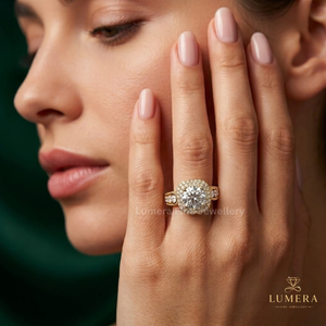 Anillo de compromiso clásico de diamantes redondos con doble halo, bordes con cuentas de milgrain, detalles de engaste en canal y anillo de galería esculpido - Product Image 4