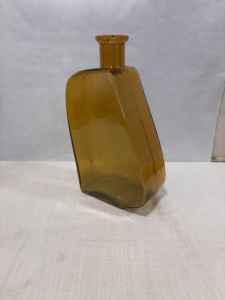 Moderno Florero de Mesa Asimétrico Escultural de Vidrio Ámbar Hecho a Mano, Ecológico y Duradero - Product Image 2