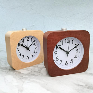 Horloge murale carrée en bois Huayang Nordic, faite à la main en hêtre naturel, avec veilleuse douce, silencieuse et sans tic-tac, réveil de chevet - Product Image 2