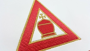 Delantal de Oficial de Capítulo del Arco Real de Primera Silla, Bordado a Máquina Rojo, Regalia Masónica, Delantal Ceremonial Premium para Francmasonería - Product Image 4