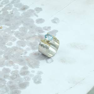 Anillo de Plata de Ley 925 con Topacio Azul Natural, Anillo Ancho de Latón con Gema Ovalada Hecha a Mano, Anillo Bohemio Martillado, Joyería Artesanal para Mujer - Product Image 2