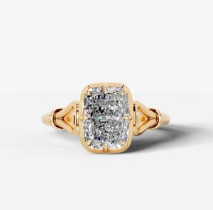 Bague de fiançailles et de mariage élégante et luxueuse en argent sterling 925 plaqué or 14 carats avec moissanite taille coussin longue 8x10mm sertie à griffes - Product Image 1