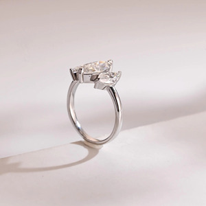 Bague en or blanc 14 carats avec trois diamants de laboratoire taille marquise - Product Image 5