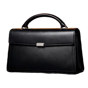 El bolso negro con asa superior estilo cuero parece ser un bolso clásico y estructurado, similar a los diseños de las marcas Bag. - Product Image 1