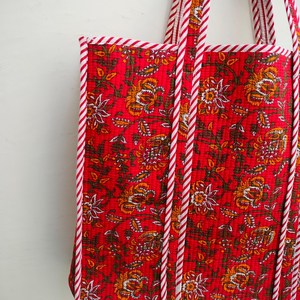 Bolso Tote Acolchado de Algodón Jaipuri con Cremallera, Estampado Floral Rojo Vibrante, Bolso de Hombro Hecho a Mano, Bolso de Compras con Estampado Indio - Product Image 4