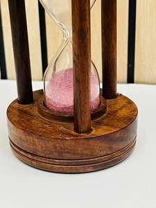 Sablier en bois de 4,5'' avec sable rose |   Horloge à sable de table rustique avec design croix d'ange pour décoration de fête d'anniversaire - Product Image 4