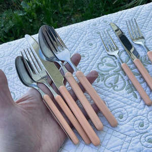 Ensemble de couverts en métal poli miroir avec manches en bois, contact alimentaire sûr, couverts de haute qualité, fournitures de couverts pour hôtels - Product Image 1