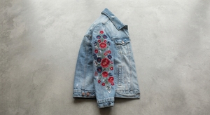 Veste en jean brodée pour femme, manches florales, boutonnée, décontractée, effet délavé, service OEM, automne-hiver, finition brute - Product Image 4
