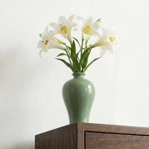 Jarrón de Cerámica Artesanal con Acabado Verde Brillante, Forma Curva Elegante, Perfecto para Decoración Minimalista de Estantes y Arreglos Florales - Product Image 5