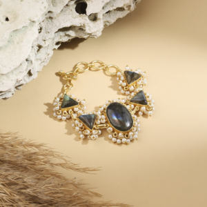Bracelet de créateur Celestial Pearlstone – Bracelet statement plaqué or avec labradorite et perle - Product Image 1